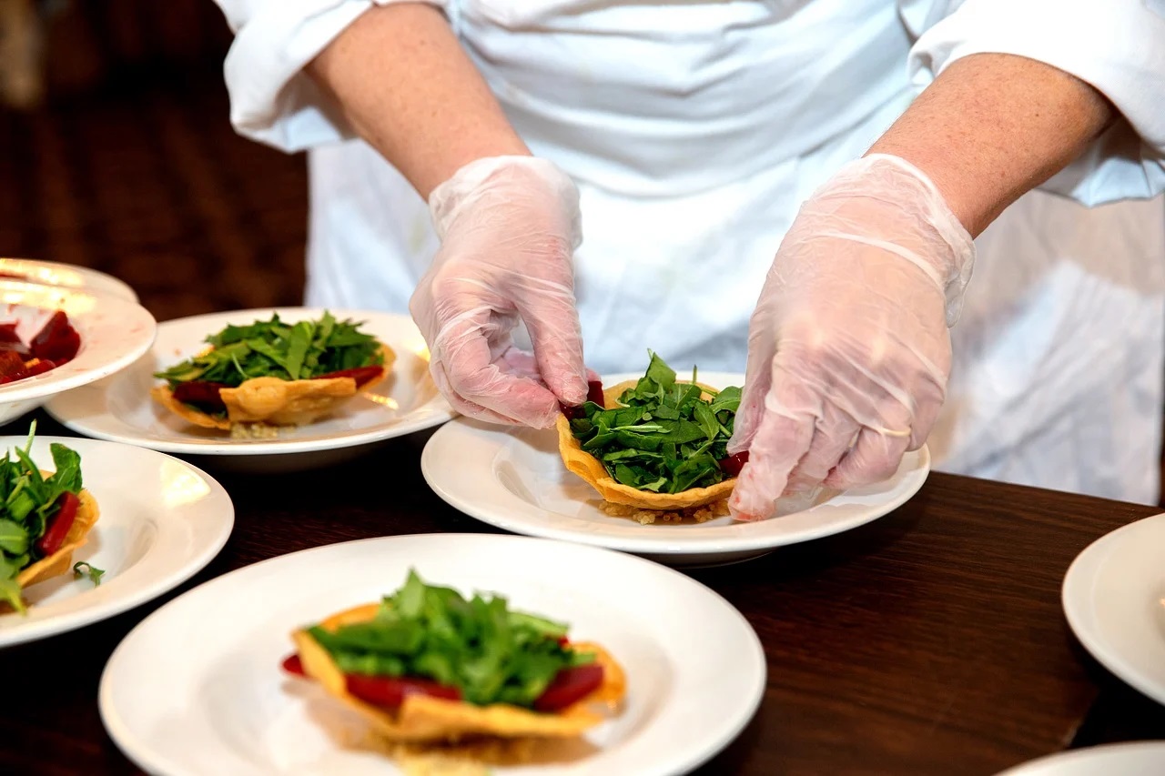 Apprendre à cuisiner un plat emblématique en voyage